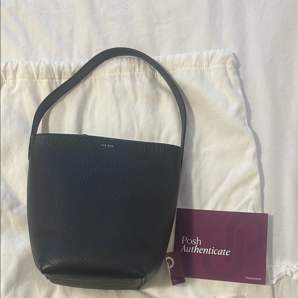 The Row Small Park Tote
100% leather